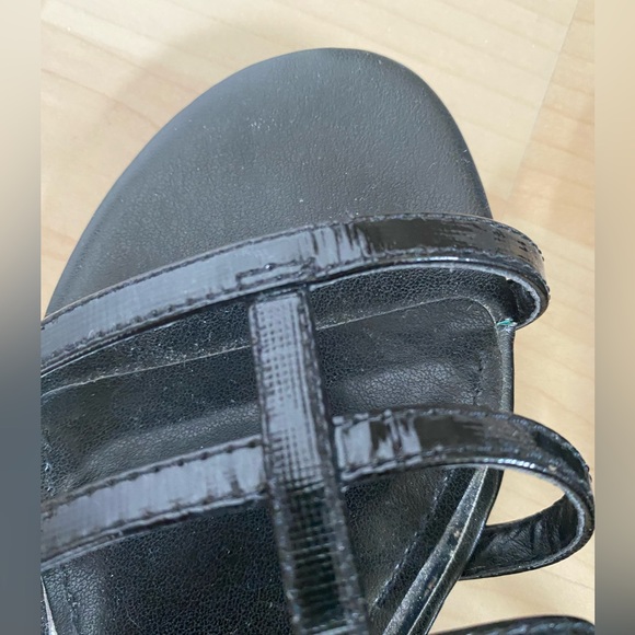 White House Black Market Patent Saffiano Leather Strappy Sandals Size 6 - Picture 9 of 9